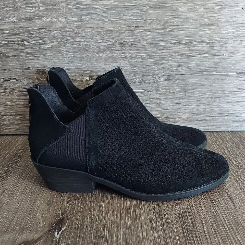 Crown Vintage Ankle Boots Womens 6.5 M Tabby Back Zip Perforated Black Suede